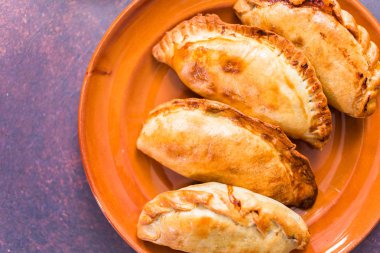 Ev yapımı büyük empanadas ile farklı staffings.