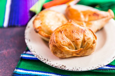 Ev yapımı büyük empanadas ile farklı staffings.