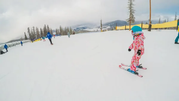 Denver Colorado Eua Dezembro 2018 Menina Aprendendo Esquiar Montanhas Alpinas — Fotografia de Stock