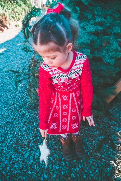 Menina Vestido Vermelho Fazenda Árvore Natal — Fotografia de Stock