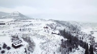 Kışın kırsal dağ toplumun havadan görünümü.