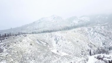 Kış aylarında dağların havadan görünümü.