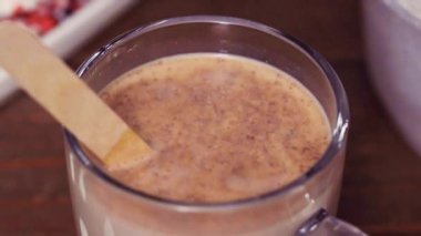Ağır çekim. Yakın çekim. Tuzlu karamel sıcak kakao kaşık marshmallow ile tepesinde Cam Kupası.