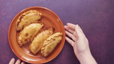 Düz yatıyordu. Ev yapımı büyük empanadas ile farklı staffings.