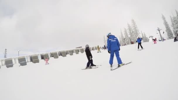 Denver Colorado Eua Dezembro 2018 Menina Aprendendo Esquiar Montanhas Alpinas — Vídeo de Stock
