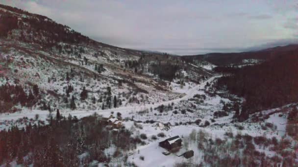 Вид Воздуха Сельскую Горную Общину Закате Зимой — стоковое видео