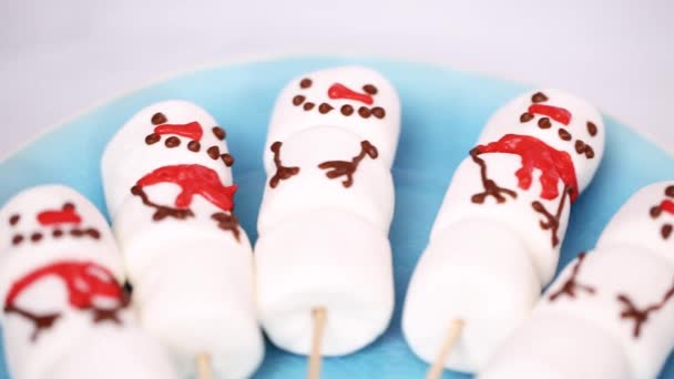Nahsicht Marshmallow Rentiere Auf Stöcken Für Heiße Schokolade — Stockvideo