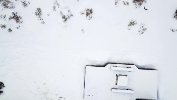 Dağ Evinin Havadan Görünümü Içinde Belgili Tanımlık Kış Karla Kaplı — Stok video