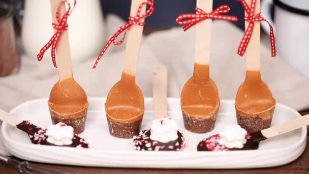 Ferme Cuillères Cacao Chaud Caramel Salé Sur Plateau Blanc — Video