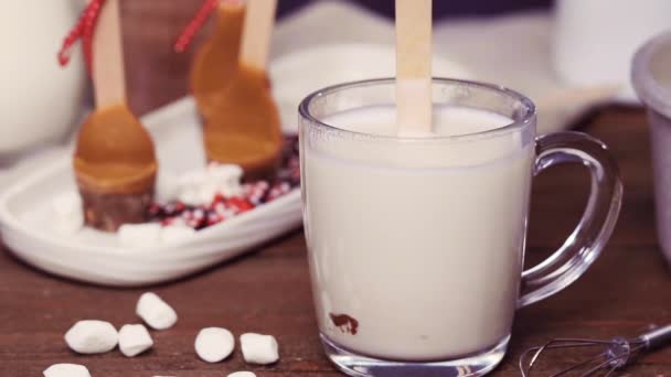 Slow Motion Chiuda Cucchiaio Cacao Caldo Caramello Salato Tazza Vetro — Video Stock