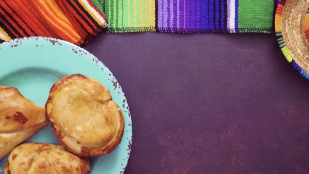 Acostado Empanadas Grandes Caseras Con Diferentes Plantillas — Vídeo de stock