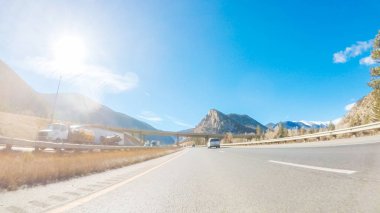 Denver, Colorado, ABD-7 Aralık 2018 - Dağlar arasında I70 numaralı otobanda batıya doğru sür.