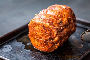 Pişmiş kemiksiz domuz rostosu. Baharatlı ve fırında pişmiş..