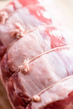 Görünümü kapatın. Pişmemiş kemiksiz domuz kızartma kahverengi kasap kağıt üzerinde.