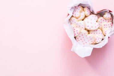 Düz yatıyordu. Kalp şeklinde şeker kurabiye hediye kutusunda Kraliyet buzlanma ile dekore edilmiş.