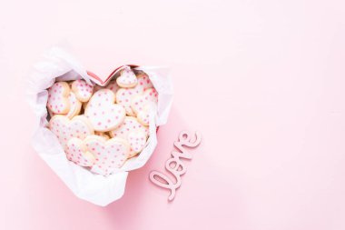 Düz yatıyordu. Kalp şeklinde şeker kurabiye hediye kutusunda Kraliyet buzlanma ile dekore edilmiş.