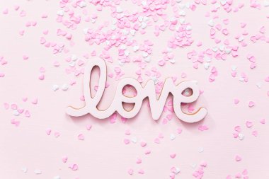 Pembe arka planda Sevgililer Günü Aşkı tabelası.