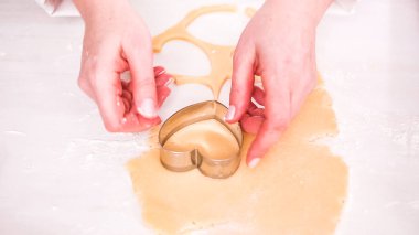 Adım adım. Şekilleri'nden şeker kurabiye hamuru çerez kesici ile kesmek.