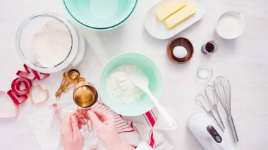 Düz yatıyordu. Adım adım. Şeker kurabiye hamur karıştırma kase karıştırma.