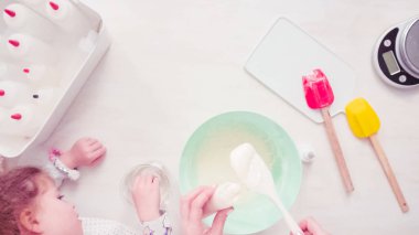 Düz yatıyordu. Adım adım. Şekerli kurabiye süslemek için royal Icing karıştırma.