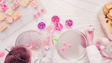 Düz yatıyordu. Adım adım. Kraliyet krema ve şeker ile şekerli kurabiye Sevgililer günü için dekorasyon.