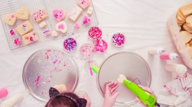 Düz yatıyordu. Adım adım. Şekerli kurabiye küçük ısı silahla üzerine Kraliyet krema kurutma.