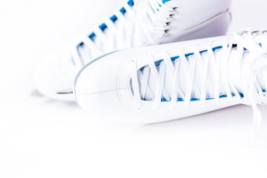 Görünümü kapatın. Beyaz bir arka plan üzerinde yeni beyaz artistik paten.