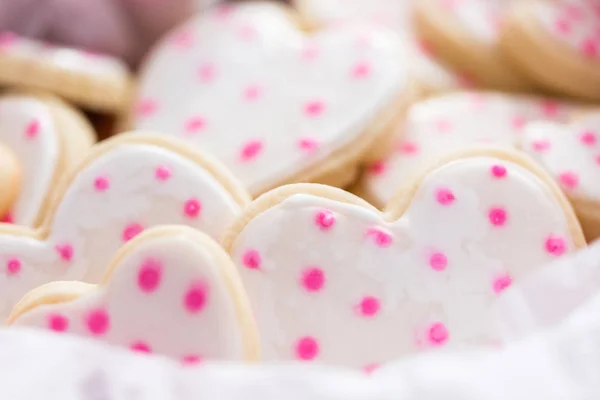 Hartvormige Suiker Koekjes Versierd Met Koninklijk Suikerglazuur Geschenkdoos — Stockfoto