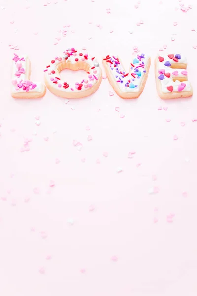 Сахарное Печенье Украшено Королевской Глазурью День Святого Валентина Розовом Фоне — стоковое фото