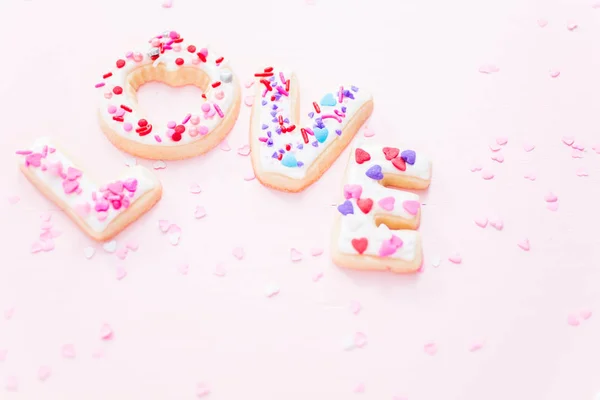 Zuckerkekse Mit Königlichem Zuckerguss Zum Valentinstag Auf Rosa Hintergrund — Stockfoto