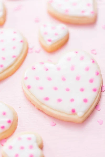 Hartvormige Suiker Koekjes Versierd Met Koninklijk Suikerglazuur Voor Valentijnsdag Een — Stockfoto