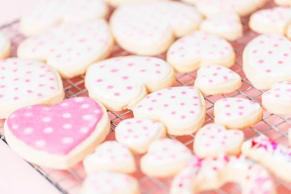 Hartvormige Suiker Koekjes Versierd Met Koninklijk Suikerglazuur Voor Valentijnsdag Het — Stockfoto