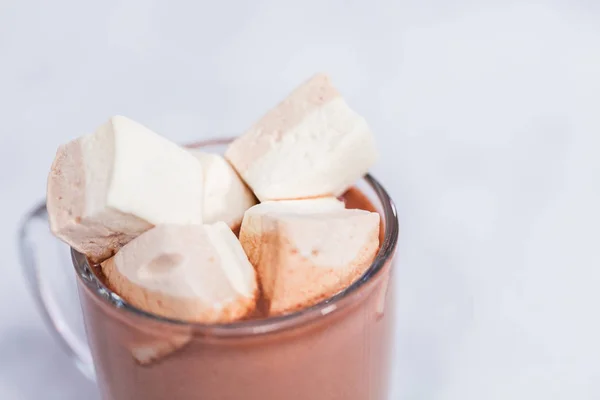 Close Amerikaanse Warme Chocolademelk Gegarneerd Met Grote Marshmallow Glazen Beker — Stockfoto