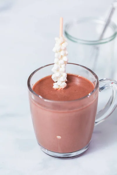 Amerikaanse Warme Chocolademelk Gegarneerd Met Grote Marshmallow Glazen Beker — Stockfoto