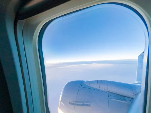 Blick Auf Den Sonnenaufgang Aus Dem Inneren Des Passagierflugzeugs — Stockfoto