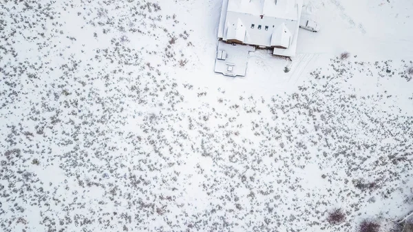 Vista Aérea Casa Montanha Coberta Neve Inverno — Fotografia de Stock