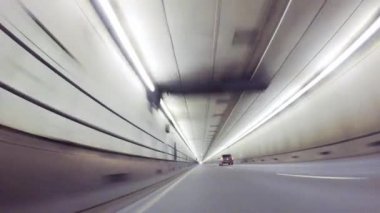 Denver, Colorado, ABD-7 Aralık 2018 Colorado dağlarındaki tünelden geçiyor..