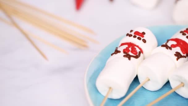 Hóember Marshmallow Gyártás Botokat Forró Csokoládé Élén Élelmiszer Ajándékozás — Stock videók