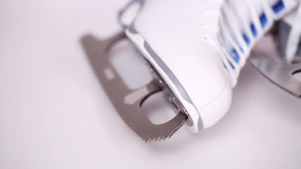 关闭视图 白色背景上的新白色图形溜冰鞋 — 图库视频影像