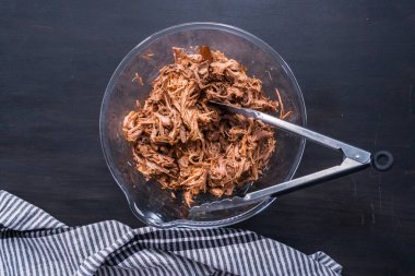 Parçalanmış pişmiş domuz eti cam kase.