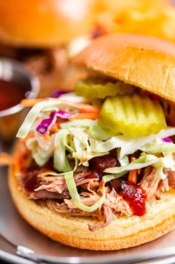 Lahana salatası ile domuz sandviç börek çörek üzerinde çekti Barbekü.