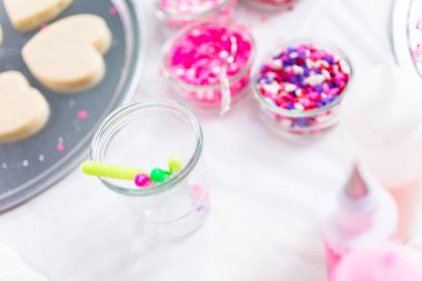 Sevgililer günü için kalp şekli şekerli kurabiye Kraliyet buzlanma ve pembe sprinkles ile dekorasyon.