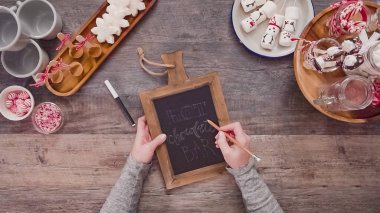 Adım adım. Düz yatıyordu. Yazı tebeşir tahtası işareti-sıcak çikolata Bar-sıcak çikolata İstasyonu için.