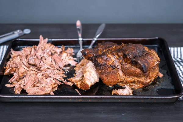 Triturar Cerdo Cocido Con Tenedores Una Bandeja Para Hornear — Foto de Stock