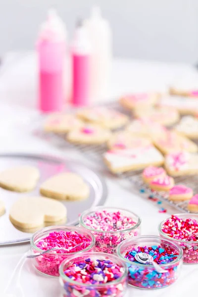 Украшение Сахарного Печенья Форме Сердца Королевской Глазурью Розовыми Брызгами День — стоковое фото