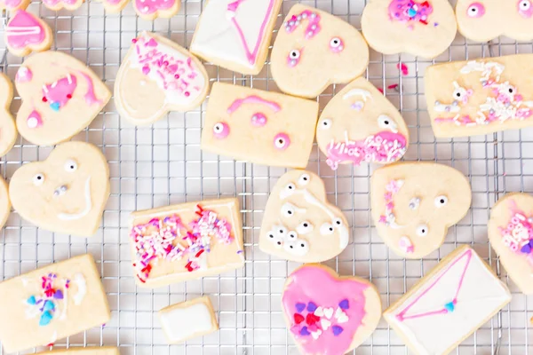 Decorating Heart Shape Sugar Cookies Royal Icing Pink Sprinkles Valentine — Stock Photo, Image