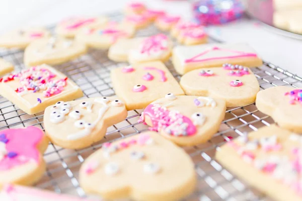 Herzförmige Zuckerkekse Mit Königlicher Glasur Und Rosa Streusel Für Den — Stockfoto