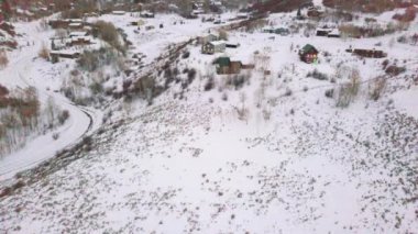 Kış gün batımında kırsal dağ toplumun havadan görünümü.