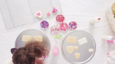 Düz yatıyordu. Adım adım. Küçük kız dekorasyon şekerli kurabiye Kraliyet krema ve çikolata ile Sevgililer günü için dekorasyon.