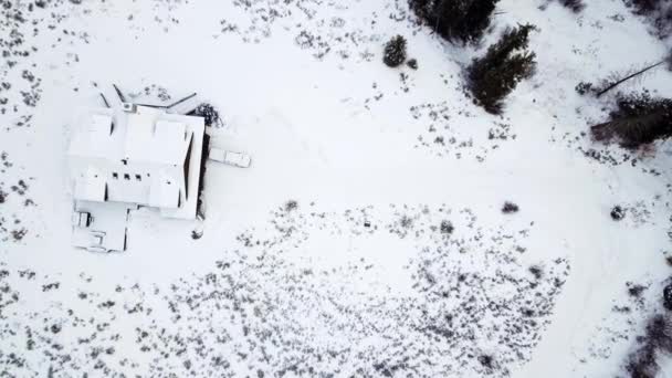 Vista Aérea Casa Montanha Coberta Neve Inverno — Vídeo de Stock